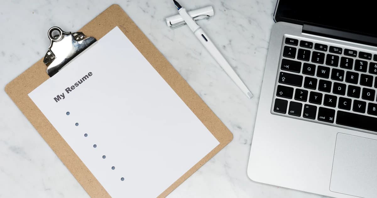 Persona frustrada formateando documentos en la oficina